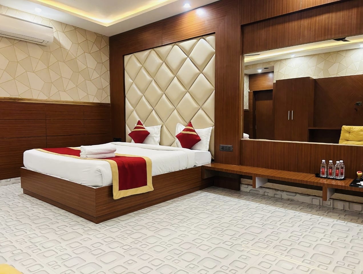 Deluxe Suite at Sri Janaki Mahal Trust Ayodhya — Elegant suite with premium features for a comfortable stay